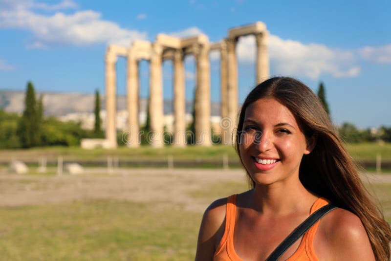 Mujer turística sonriente con el templo griego de Zeus olímpico en el fondo, Atenas, Grecia fotografía de archivo Mujer turística sonriente con el templo griego de Zeus olímpico en el fondo, Atenas, Grecia fotografía de archivo