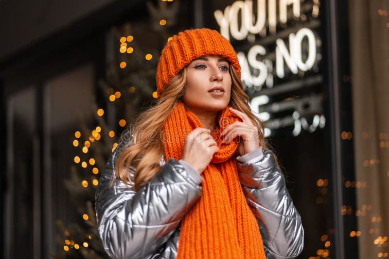 Halar Perder irregular Mujer Urbana Con Un Peinado En Un Sombrero De Punto Elegante Con Una  Bufanda Naranja Cálida En Una Chaqueta Brillante De Moda Pos Imagen de  archivo - Imagen de nariz, bufanda: 197852505