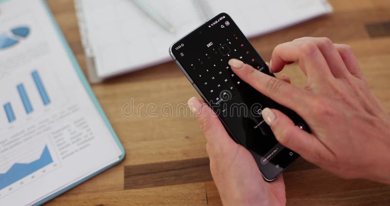 Mujer usa aplicación de calendario en el servicio de telefonía móvil metrajes