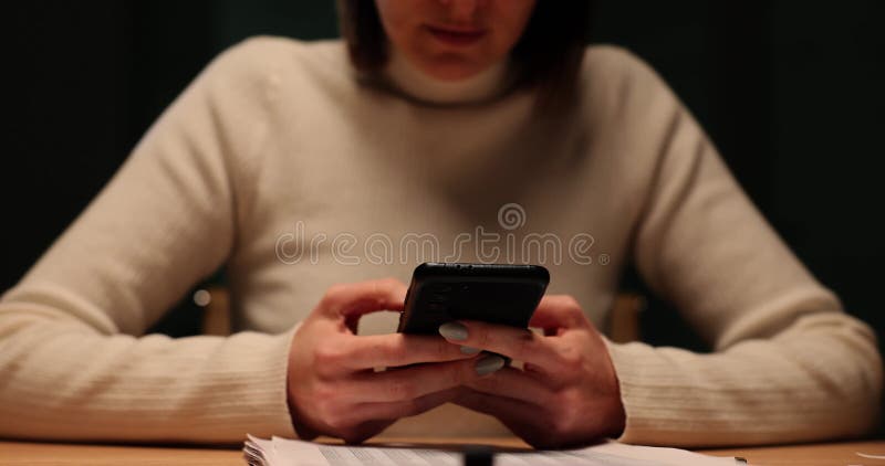 Mujer usa el teléfono en el trabajo por la noche almacen de video