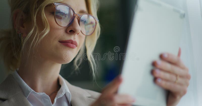 Mujer usa tableta digital para cerrar la cara almacen de video