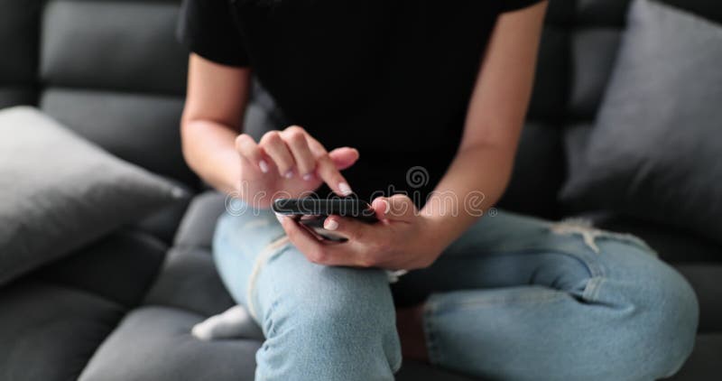 Mujer usa teléfono celular en casa almacen de metraje de vídeo