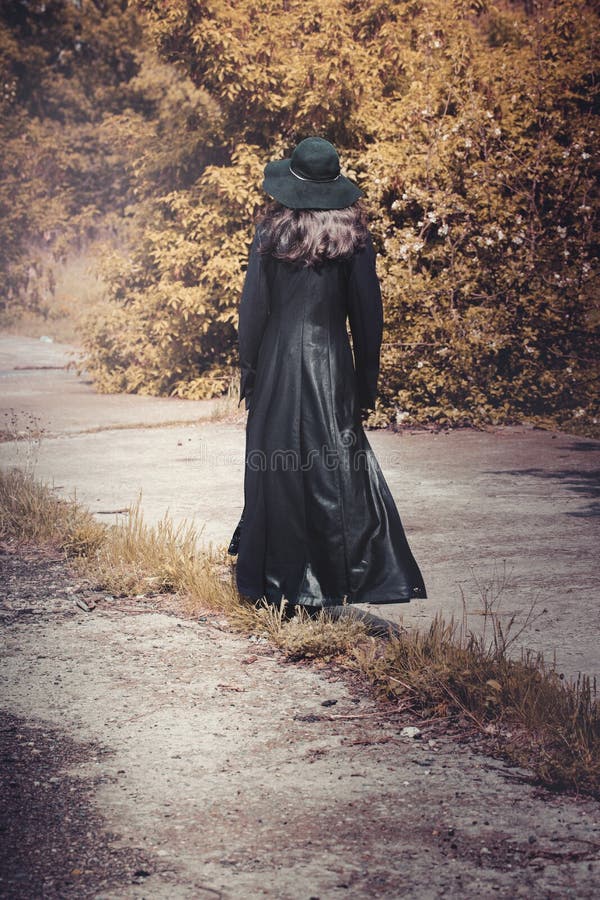 Mujer vestida de negro imagen de archivo. Imagen de negro - 166221993