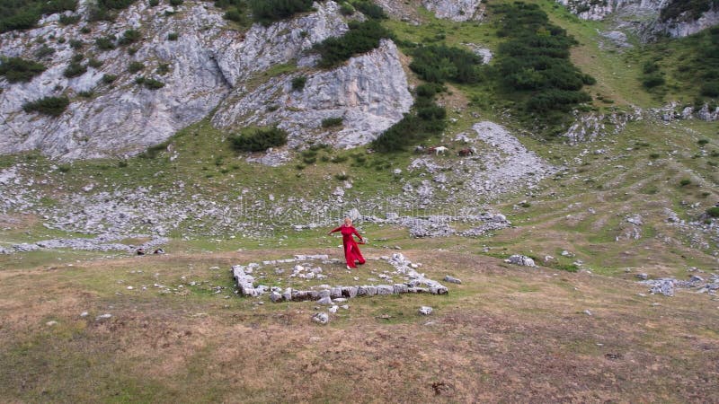 Mujer vestida de rojo en montañas durmitor