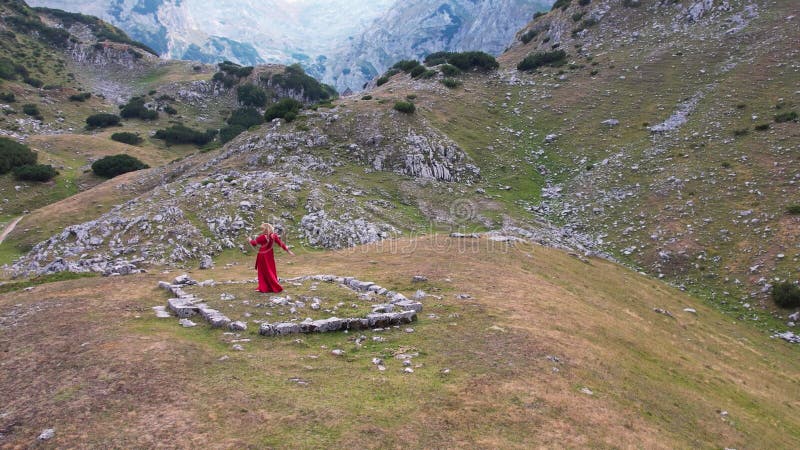 Mujer vestida de rojo en montañas durmitor