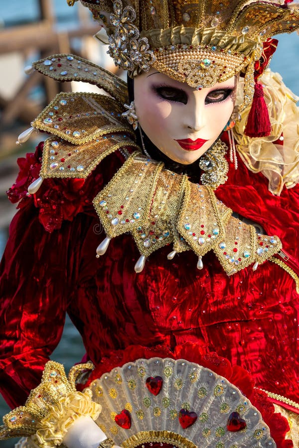 Mujer Con El Traje Hermoso En El Carnaval Veneciano 2014, Venecia, Italia  Imagen de archivo editorial - Imagen de funcionamiento, disfraz: 40239714