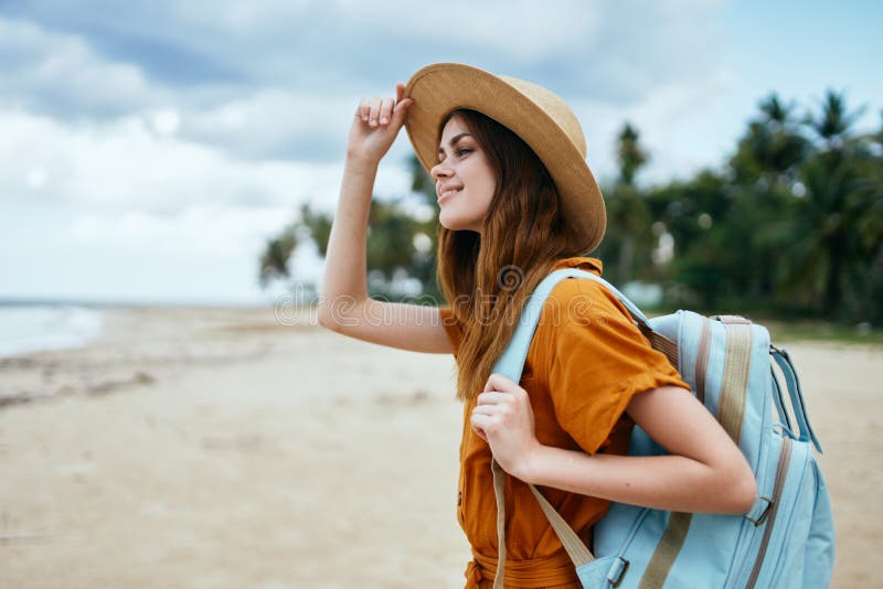 metal sacerdote riqueza Mujer Viaja Por La Playa Cerca Del Mar Con Una Mochila a La Espalda Foto de  archivo - Imagen de fondo, asia: 216916182