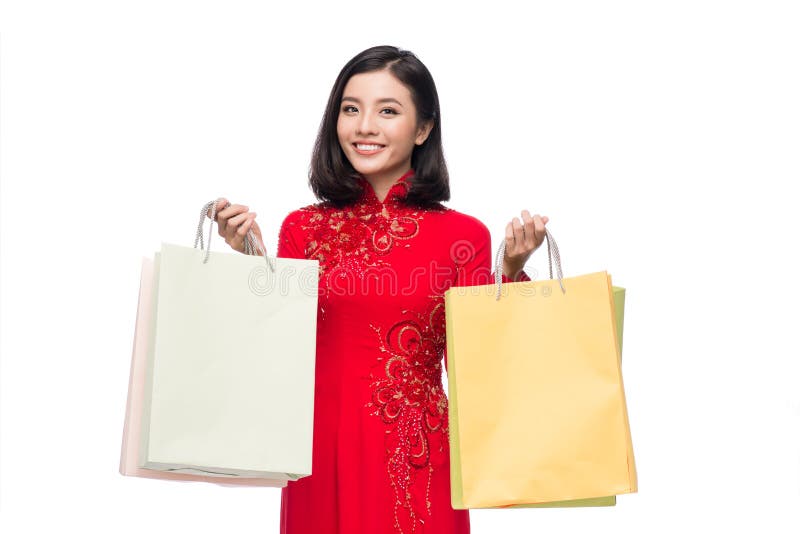 Mujer vietnamita encantadora en holdin rojo del Ao Dai Traditional Dress fotografía de archivo Mujer vietnamita encantadora en holdin rojo del Ao Dai Traditional Dress fotografía de archivo