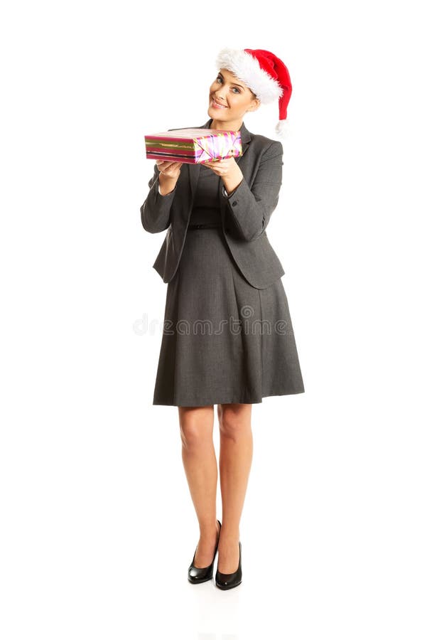 Mujer weating el sombrero de Papá Noel y que lleva a cabo un presente fotos de archivo libres de regalías Mujer weating el sombrero de Papá Noel y que lleva a cabo un presente fotos de archivo libres de regalías