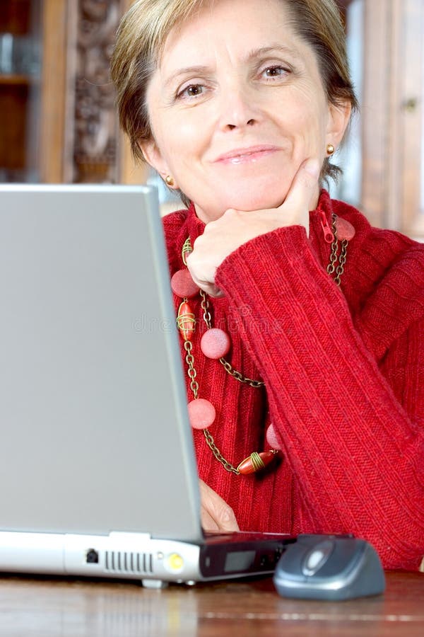 Mujer y cuaderno de mediana edad imágenes de archivo libres de regalías Mujer y cuaderno de mediana edad imágenes de archivo libres de regalías
