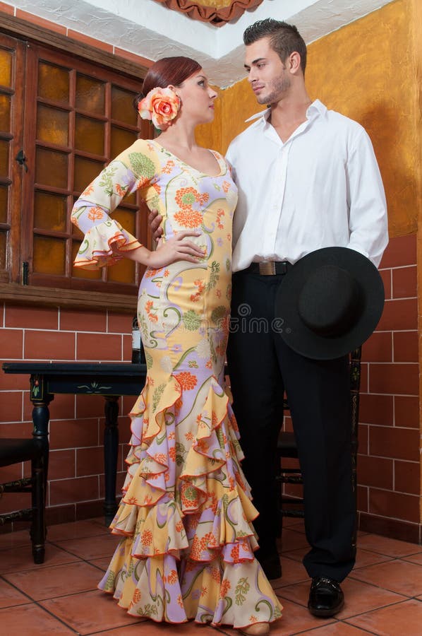 Mujer Y Hombre Durante Feria De Abril En April Spain Imagen de archivo -  Imagen de hembra, pendientes: 39571543