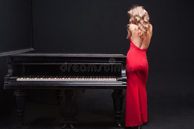 Mujer piano imagen archivo. Imagen de hermoso, pared - 21933259