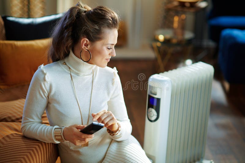 Mujer Y Radiador Con Mando a Distancia Para El Control De Temperatura  Imagen de archivo - Imagen de eficacia, invierno: 172288591