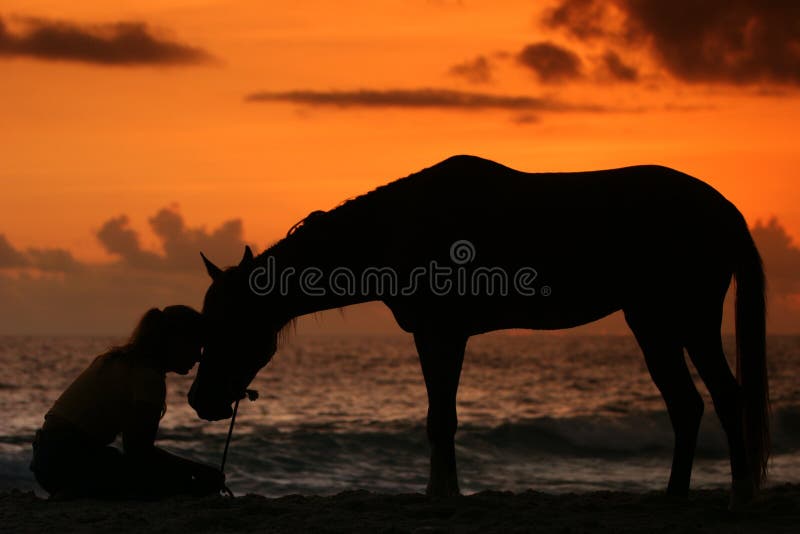 Mujer y su caballo por el mar Mujer y su caballo por el mar