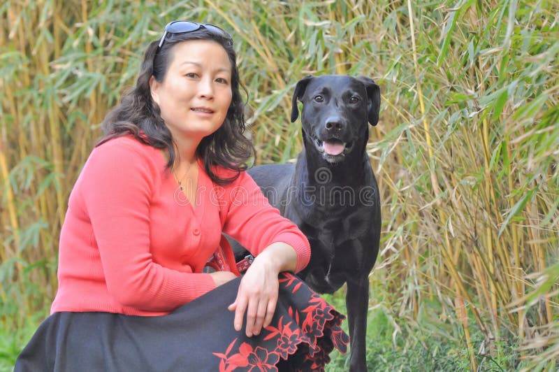 Mujer y su perro casero foto de archivo libre de regalías Mujer y su perro casero foto de archivo libre de regalías