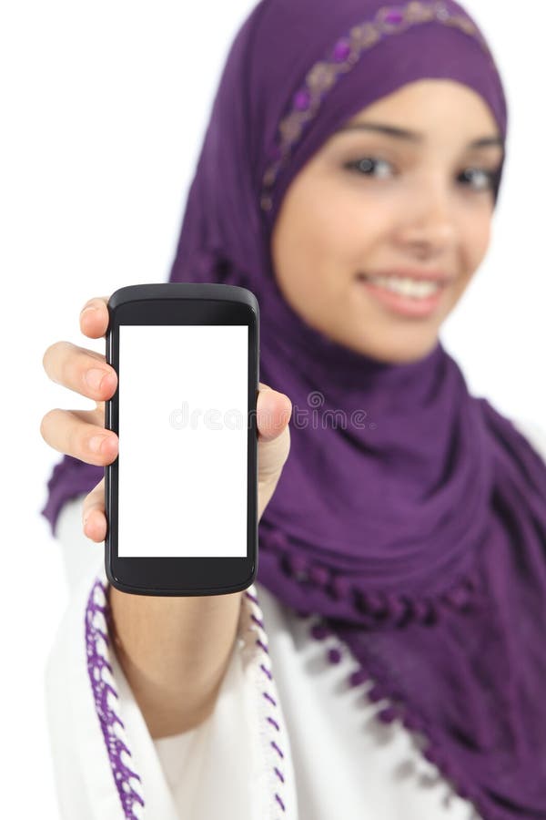 Mujer árabe que exhibe una pantalla elegante en blanco del teléfono del app imagen de archivo libre de regalías Mujer árabe que exhibe una pantalla elegante en blanco del teléfono del app imagen de archivo libre de regalías