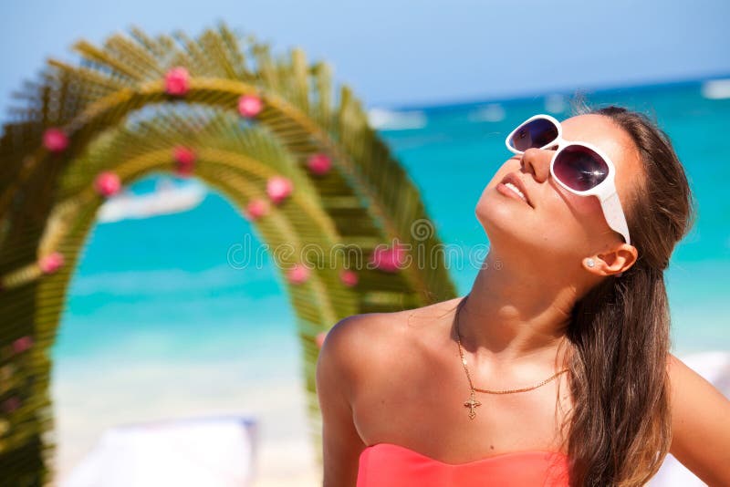 Mujeres al aire libre en la boda en la playa imágenes de archivo libres de regalías Mujeres al aire libre en la boda en la playa imágenes de archivo libres de regalías