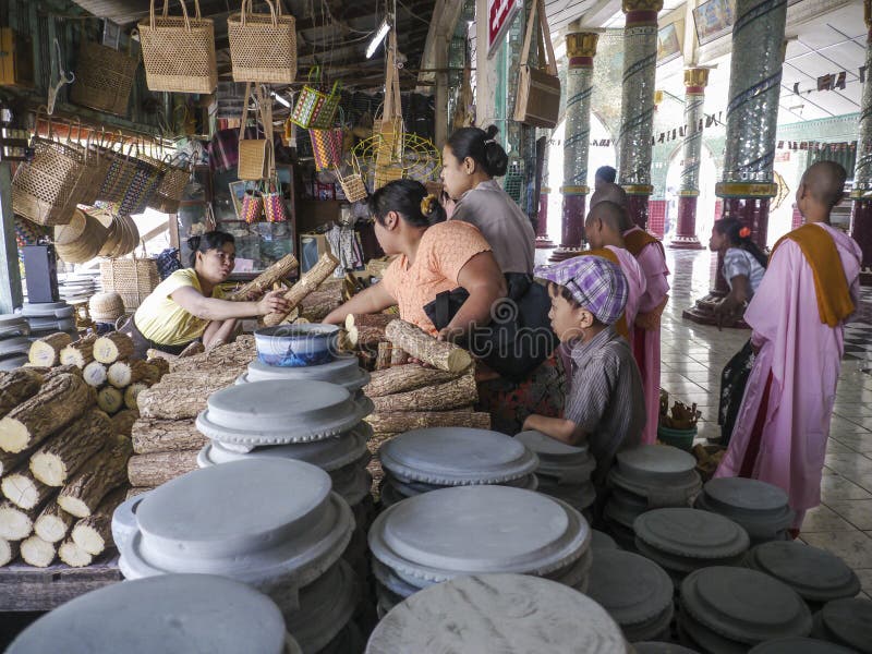 Mujeres birmanas y monjas budistas que compran Thanaka, templo de Kaunghmudaw; Amarapura, Birmania imagen de archivo libre de regalías Mujeres birmanas y monjas budistas que compran Thanaka, templo de Kaunghmudaw; Amarapura, Birmania imagen de archivo libre de regalías