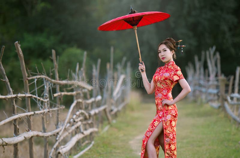 Mujeres Chinas En Vestidos De La Tradición Imagen de archivo - Imagen de felicidad, joven: 109305851 Mujeres Chinas En Vestidos De La Tradición Imagen de archivo - Imagen de felicidad, joven: 109305851