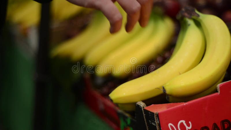 Mujeres con un plátano en el mercado