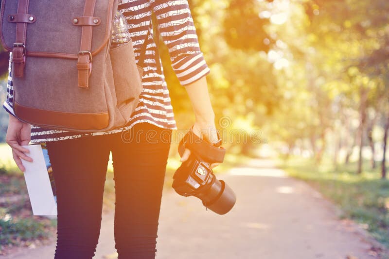 Mujeres con viaje y el zapato de la mochila de la cámara en tra del concepto de la naturaleza imagenes de archivo Mujeres con viaje y el zapato de la mochila de la cámara en tra del concepto de la naturaleza imagenes de archivo