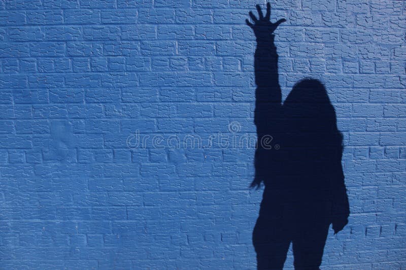 Mujeres De La Sombra En La Pared Imagen de archivo Imagen de