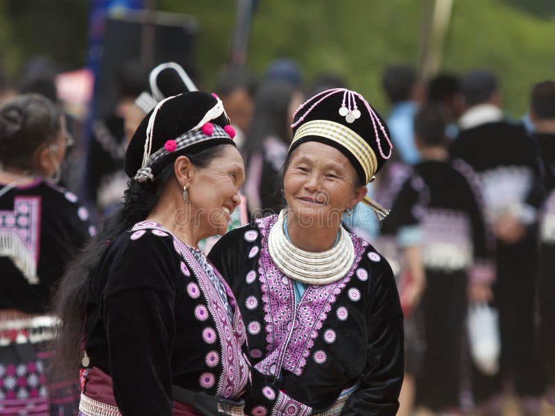 Mujeres de la tribu de la colina de Hmong en trajes tradicionales imágenes de archivo libres de regalías Mujeres de la tribu de la colina de Hmong en trajes tradicionales imágenes de archivo libres de regalías