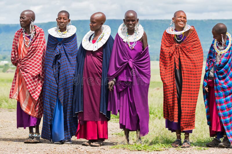 Mujeres de Maasai con los cuellos moldeados que realizan danza del Masai de la tradición en el pueblo en Arusha, Tanzania, la Áfr fotos de archivo libres de regalías Mujeres de Maasai con los cuellos moldeados que realizan danza del Masai de la tradición en el pueblo en Arusha, Tanzania, la Áfr fotos de archivo libres de regalías