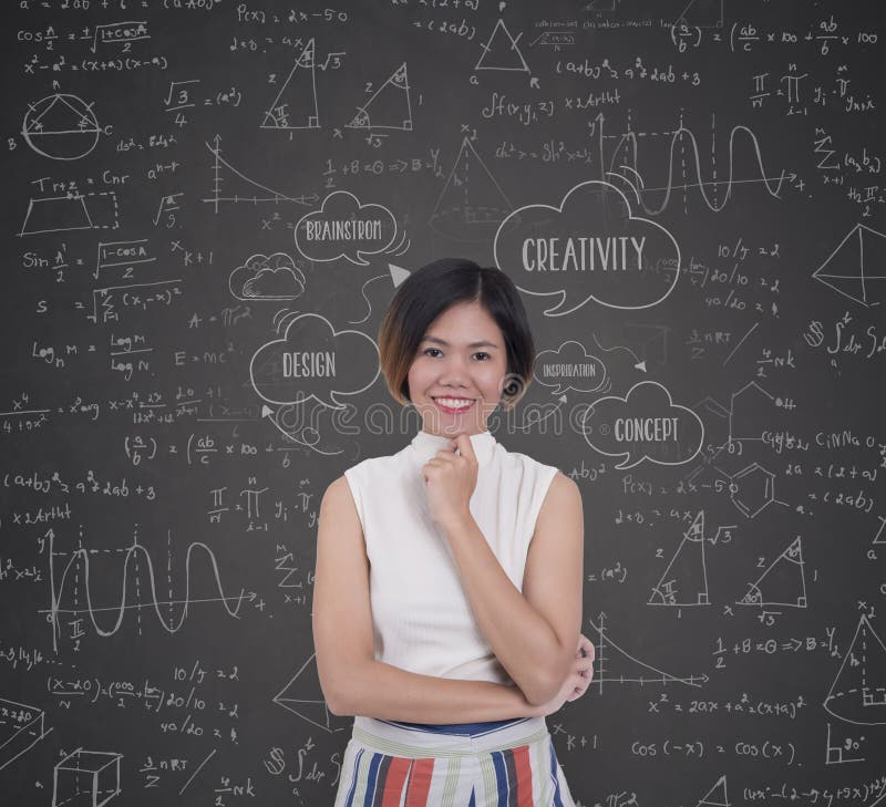 Mujeres de negocios con inspirarse fórmula creativa de la matemáticas de la idea fotos de archivo Mujeres de negocios con inspirarse fórmula creativa de la matemáticas de la idea fotos de archivo