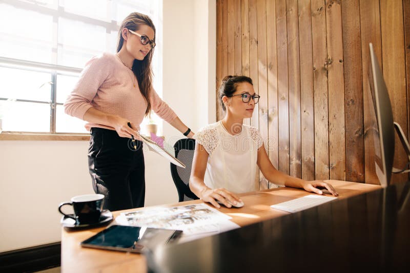 Mujeres de negocios creativas en el escritorio de oficina imagen de archivo Mujeres de negocios creativas en el escritorio de oficina imagen de archivo