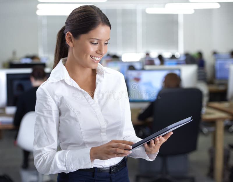 Mujeres de negocios leyendo en tablets y espacio de trabajo para la planificación de medios sociales sitio web o administración de fotografía de archivo