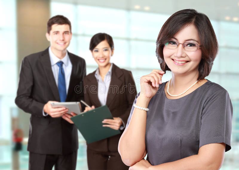 Mujeres de negocios maduros felices con su personal detrás