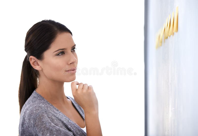 Mujeres de negocios pensando y planeando en la pared para los objetivos del proyecto de lluvia de ideas y escrúpulos o notas pegaj imagen de archivo libre de regalías
