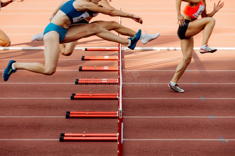 Mujeres del atletismo 100 obstáculos de los metros imágenes de archivo libres de regalías Mujeres del atletismo 100 obstáculos de los metros imágenes de archivo libres de regalías