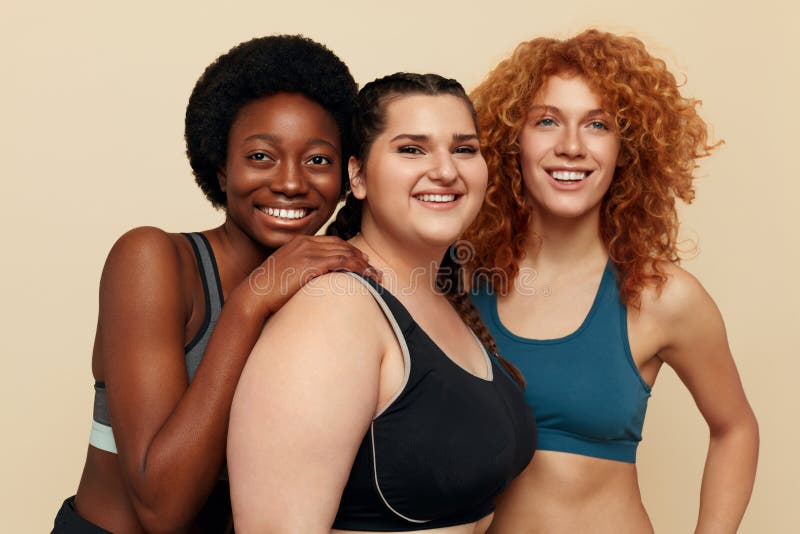 Mujeres diferentes. retrato de grupo de modelos de diversidad. hembra internacional sonriente vestida de fitness posando sobre fon foto de archivo libre de regalías