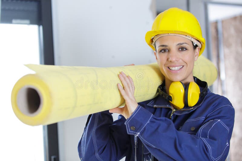 Mujeres electricistas llevan papel imágenes de archivo libres de regalías