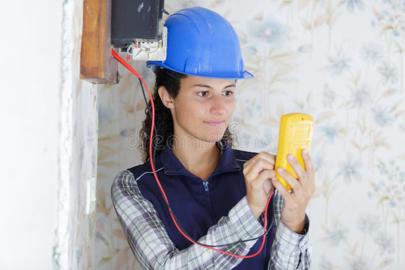 Mujeres electricistas revisando y resolviendo problemas. Mujeres electricistas revisando y resolviendo la regulación de problemas