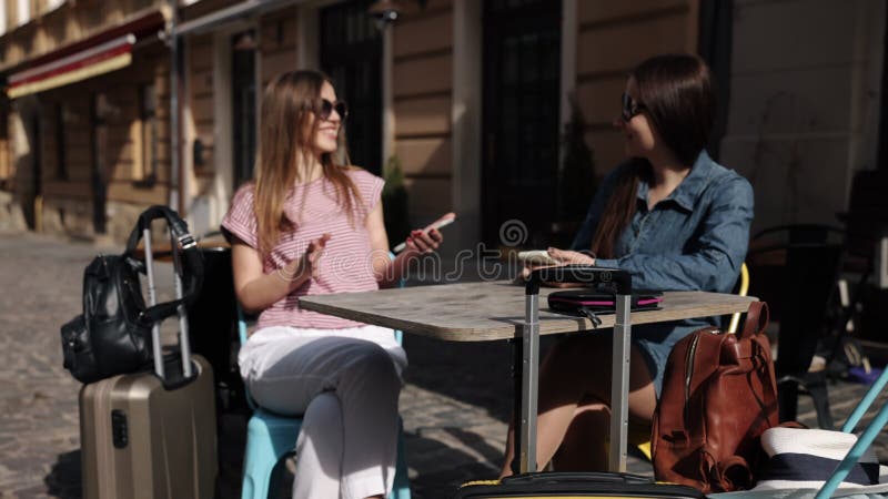 Mujeres en activo de pareja que esperan mujeres