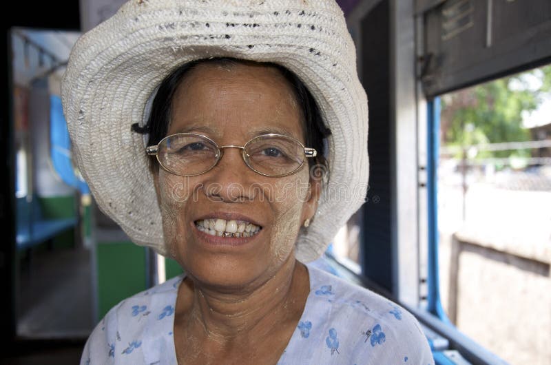 Mujeres en el tren alrededor de la ciudad imagen de archivo libre de regalías