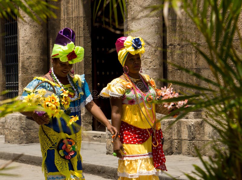 Mujeres En Traje Tradicional En La Habana, Cuba Imagen de archivo editorial  - Imagen de mujeres, presentadora: 40162559