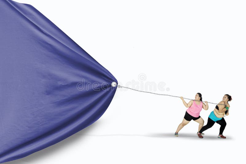 Mujeres gordas que tiran de la bandera vacía fotos de archivo libres de regalías