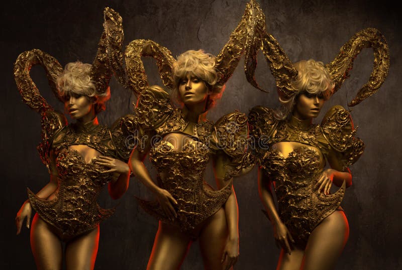 Mujeres hermosas del diablo con los cuernos ornamentales de oro