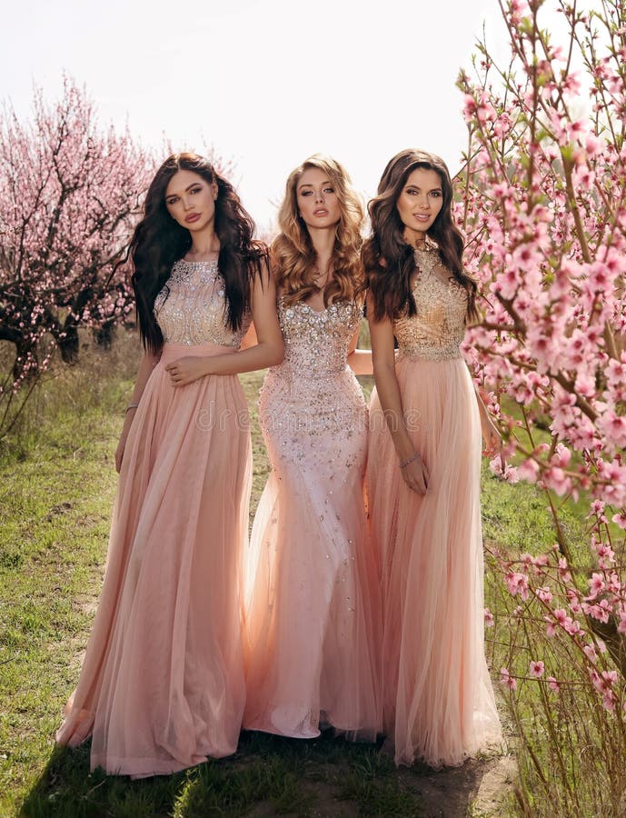 Mujeres Hermosas En Los Vestidos Lujosos Que Presentan Entre Peac Floreciente Imagen de archivo - Imagen de encanto, elegancia: 114439561 Mujeres Hermosas En Los Vestidos Lujosos Que Presentan Entre Peac Floreciente Imagen de archivo - Imagen de encanto, elegancia: 114439561