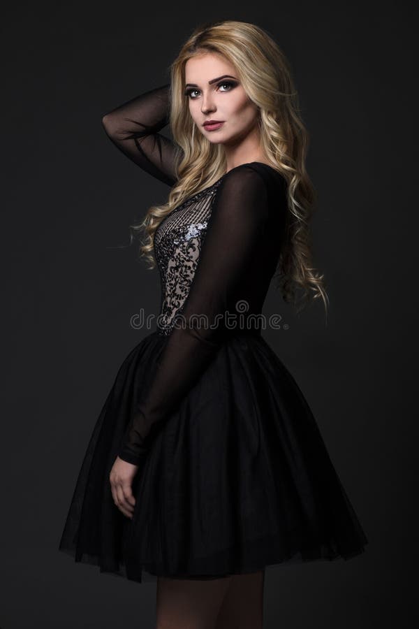 Mujeres Hermosas En Vestido Negro Foto de archivo - Imagen de brillo, manera: 92787540 Mujeres Hermosas En Vestido Negro Foto de archivo - Imagen de brillo, manera: 92787540