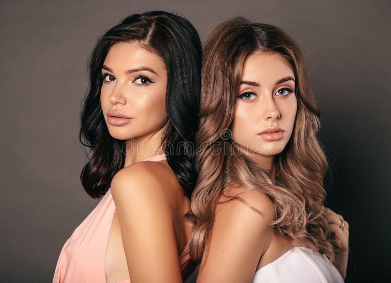 Mujeres Hermosas En Vestidos Elegantes Imagen de archivo - Imagen de joya, mirada: 133943047 Mujeres Hermosas En Vestidos Elegantes Imagen de archivo - Imagen de joya, mirada: 133943047