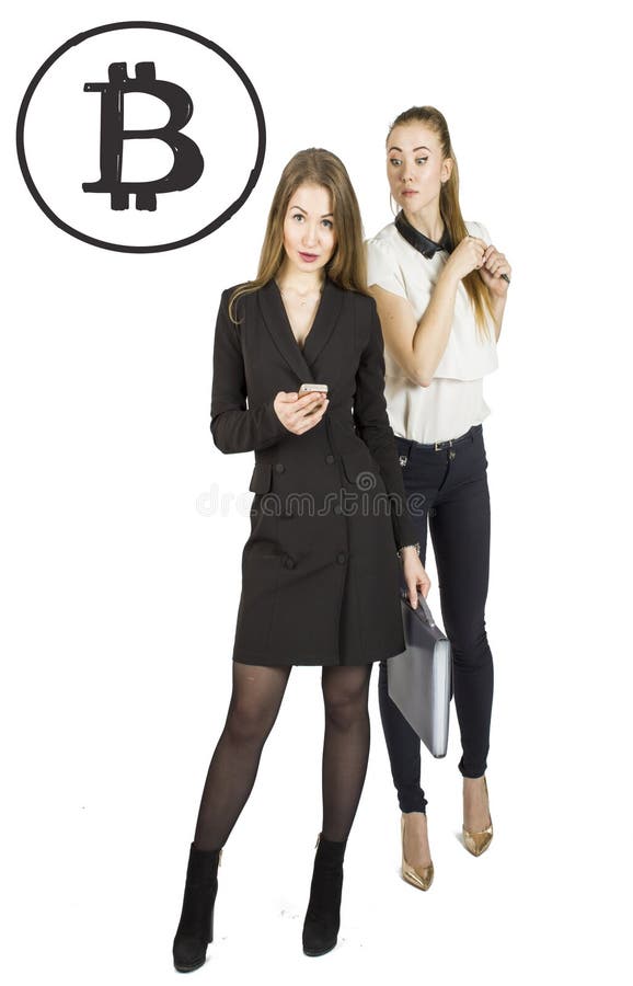 Mujeres hermosas que se colocan sobre el fondo blanco con bosquejos y hablar del bitcoin Concepto virtual del dinero Cryptocurren imagen de archivo libre de regalías Mujeres hermosas que se colocan sobre el fondo blanco con bosquejos y hablar del bitcoin Concepto virtual del dinero Cryptocurren imagen de archivo libre de regalías