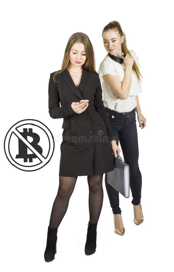 Mujeres hermosas que se colocan sobre el fondo blanco con bosquejos y hablar del bitcoin Concepto virtual del dinero Cryptocurren imágenes de archivo libres de regalías Mujeres hermosas que se colocan sobre el fondo blanco con bosquejos y hablar del bitcoin Concepto virtual del dinero Cryptocurren imágenes de archivo libres de regalías