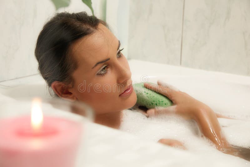 Mujeres hermosas que se relajan en su baño fotos de archivo Mujeres hermosas que se relajan en su baño fotos de archivo
