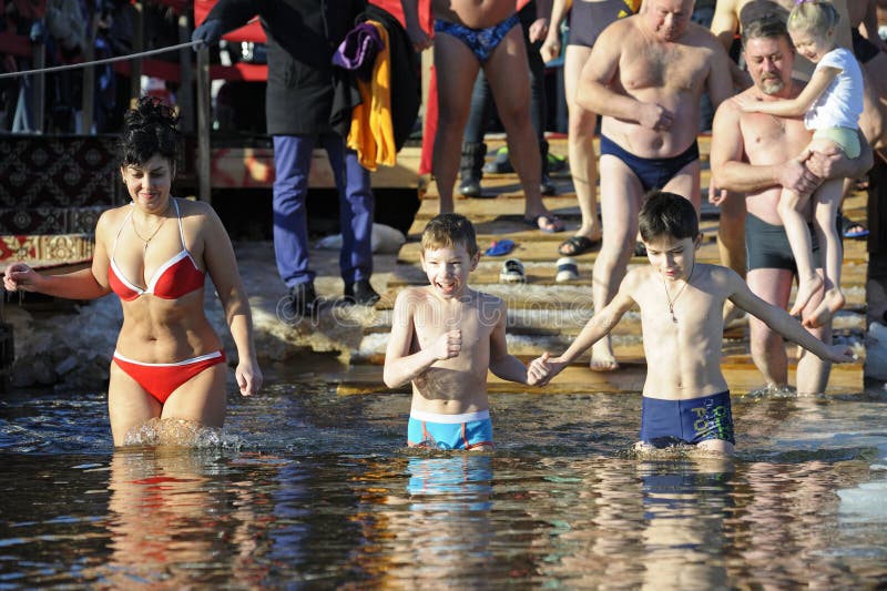 Que agradable Talla leyendo Mujeres, Hombres Y Niños En Traje De Baño Van a Nadar En Un Agujero De  Hielo Durante La Fiesta Epifanía Foto editorial - Imagen de muchachos,  cristianos: 168524361