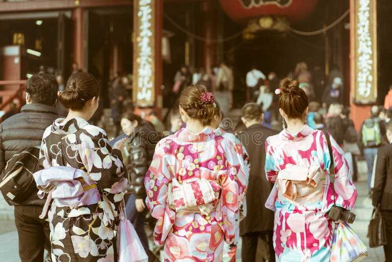 Mujeres japonesas tradicionales que llevan el kimono que camina hacia el templo en el templo de Senso-ji, Asakusa, Tokio, Japón fotografía de archivo Mujeres japonesas tradicionales que llevan el kimono que camina hacia el templo en el templo de Senso-ji, Asakusa, Tokio, Japón fotografía de archivo